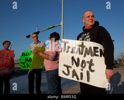 Vétéran de la guerre en Irak, Michael Kern (r) organise une manifestation à l'extérieur de Fort Hood pour stress post-traumatique (SSPT) victimes. Banque D'Images