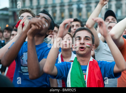 Italian fans acclamer l'Italie sur la Piazza del Duomo, Milano Banque D'Images