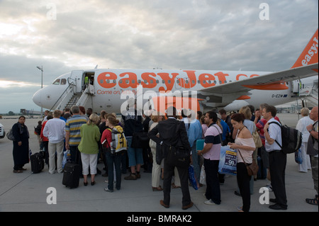 Les passagers de monter à bord d'un avion de la compagnie aérienne easyjet d'escompte à l'aéroport de Munich, Allemagne Banque D'Images