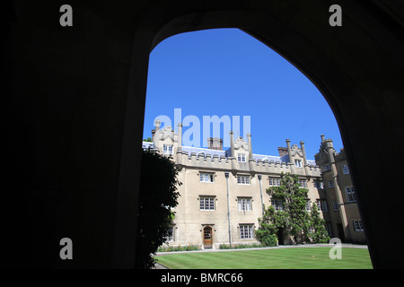 St Johns college vu à travers une arche à Cambridge, Angleterre. Banque D'Images