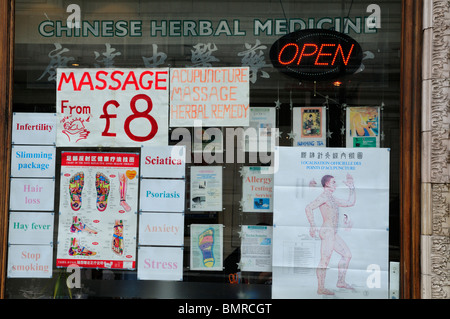Chinese Herbal Medicine Shop Window, The Strand, London, England, UK Banque D'Images