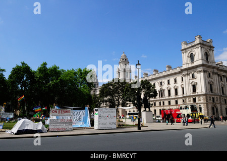 Village de la démocratie, de protestation contre la guerre en Afghanistan, la place du Parlement, Londres, Angleterre, Royaume-Uni Banque D'Images