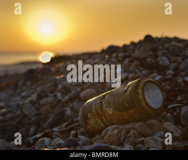 Une bière peut rouiller sur une plage anglaise au cours d'un merveilleux coucher du soleil Banque D'Images