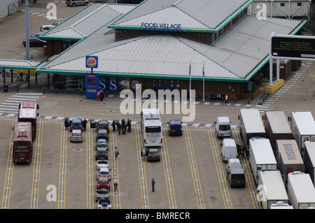 Village de l'alimentation dans le Port de Douvres Angleterre Kent accessible pour les passagers du traversier canal Alimentation et boisson Banque D'Images