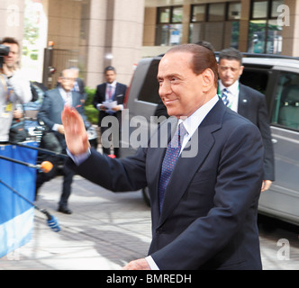 Le Premier ministre italien Silvio Berlusconi arrivant au Conseil européen des ministres à Bruxelles le 17 juin 2010 Banque D'Images