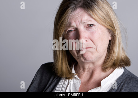 Tir puissant d'un triste à Senior Lady Banque D'Images