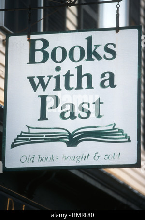 Livres avec un passé sign Banque D'Images