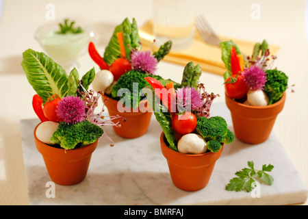 Des pots avec de la salade. Recette disponible. Banque D'Images