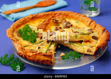 Quiche aux crevettes, asperges et champignons. Recette disponible. Banque D'Images