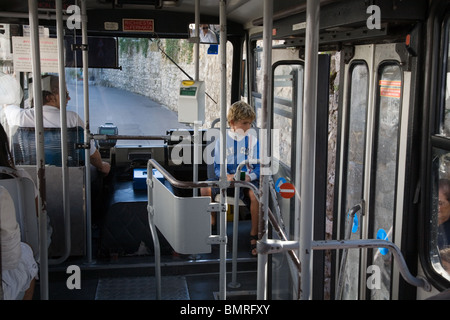 Un jeune garçon dans un bus, Capri, Italie Banque D'Images