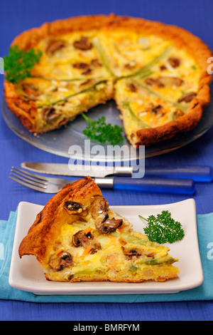 Quiche aux crevettes, asperges et champignons. Recette disponible. Banque D'Images