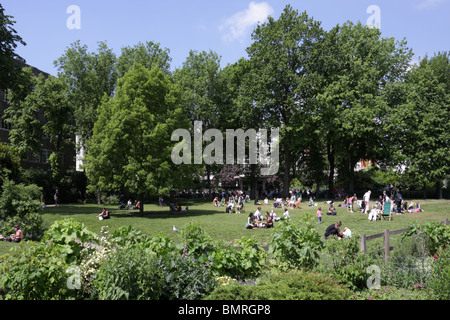 Les familles et les visiteurs profiter de soleil d'été dans le parc du Royal Pavilion Estate à Brighton. Banque D'Images