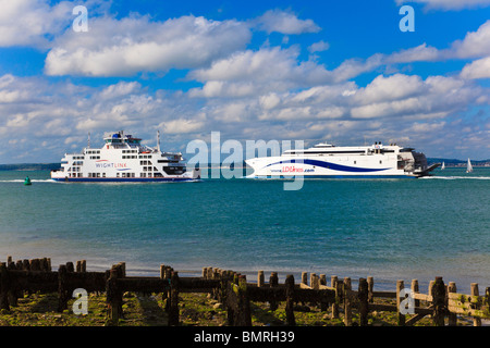 L'embarcation rapide de LD Lines "Norman Arrow" permet de parcourir le canal de Portsmouth en passant le Wight Link ferry de Fishbourne, pour Le Havre Banque D'Images