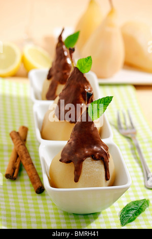 Poires pochées au chocolat. Recette disponible. Banque D'Images