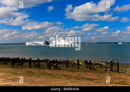 L'embarcation rapide de LD Lines "Norman Arrow" permet de parcourir le canal de Portsmouth en passant le Wight Link ferry de Fishbourne, pour Le Havre Banque D'Images