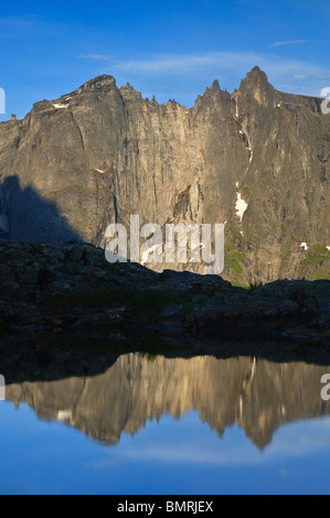 Tôt le matin lumière du soleil sur Trollveggen, ou le mur de Trolltindene, et les sommets Trolltindene dans la vallée de Romsdalen, Rauma kommune, Møre og Romsdal, Norvège. Banque D'Images