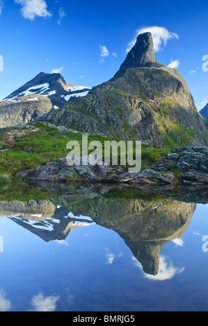 La montagne Romsdalshorn, 1550 m, reflétée dans un petit lac dans la vallée de Romsdalen, Rauma kommune, Møre og Romsdal (Norvège). Banque D'Images