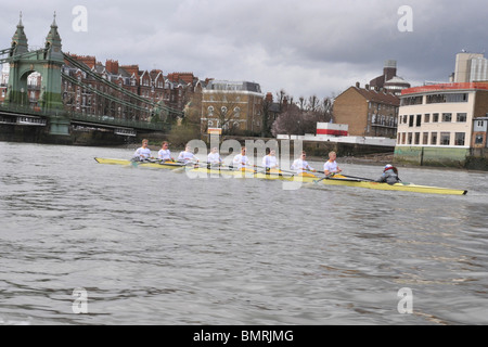 L'Université de Cambridge au cours de session de formation Tideaway 7. La 156e course de bateaux Xchanging University, Londres, Angleterre. Banque D'Images