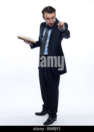 Portrait d'un homme enseignant professeur l'enseignement de la lecture d'un livre ancien studio isolé sur fond blanc Banque D'Images