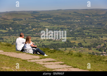 UK, Derbyshire Peak District, couple, vue sur la vallée de l'espoir de Mam Tor Banque D'Images