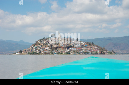 L'île de Janitzio vu à partir d'un bateau dans le lac Patzcuaro. Banque D'Images