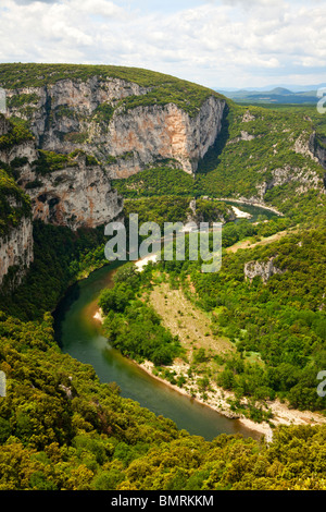 La rivière Ardèche serpentant à travers son canyon Banque D'Images