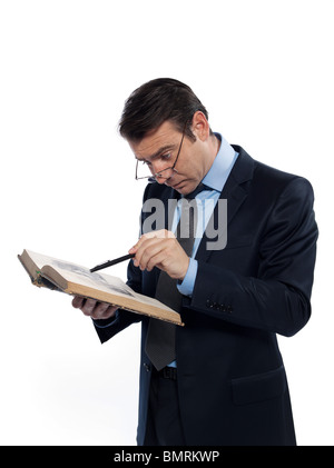 Portrait d'un homme enseignant professeur l'enseignement de la lecture d'un livre ancien studio isolé sur fond blanc Banque D'Images