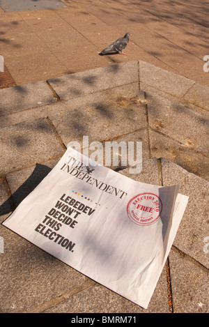 Le journal indépendant étant accordée aux acheteurs à Norwich , Norfolk , Bretagne , France Banque D'Images