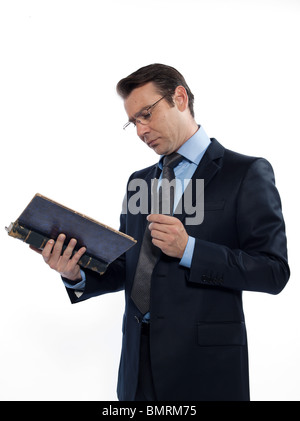 Portrait d'un homme enseignant professeur l'enseignement de la lecture d'un livre ancien studio isolé sur fond blanc Banque D'Images