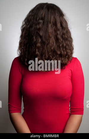 Femme cachée par ses cheveux Banque D'Images