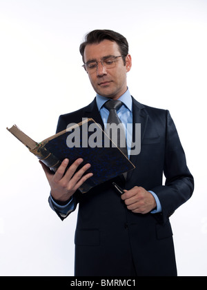 Portrait d'un homme enseignant professeur l'enseignement de la lecture d'un livre ancien studio isolé sur fond blanc Banque D'Images