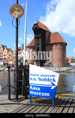 Porte la marque d'une grue avec musée maritime et s.s. soldek, Gdansk Pologne europe Banque D'Images