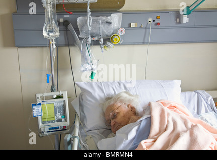 Femme âgée en soins intensifs NHS ward. Banque D'Images