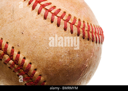 Baseball baseball avec surpiqûres rouges isolé sur fond blanc Banque D'Images