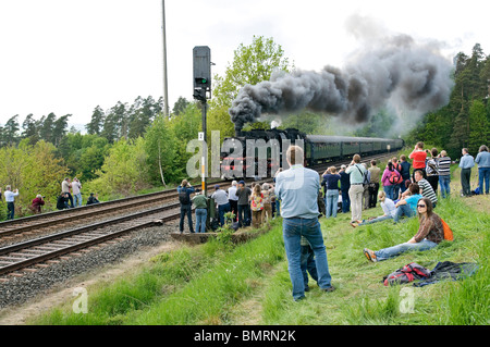 L'observation des adeptes des chemins de randonnées train à vapeur pente près de Neuenmarkt, Bavière, Allemagne Banque D'Images