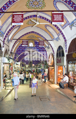 Les touristes se rendant sur le Grand Bazar, Istanbul, Turquie Banque D'Images