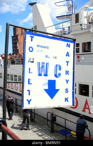 La marque d'une toilette publique entrée en front de mer dans un bateau d'excursion en arrière-plan gdansk Pologne europe Banque D'Images