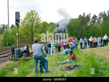 L'observation des adeptes des chemins de randonnées train à vapeur pente près de Neuenmarkt, Bavière, Allemagne Banque D'Images