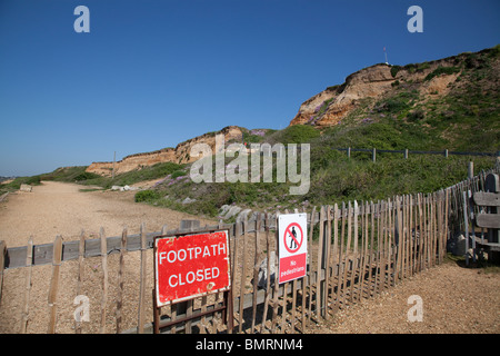 Sous chemin falaise signe clos et l'escrime en raison de mouvements du sol à l'érosion de la mer sur Barton Banque D'Images