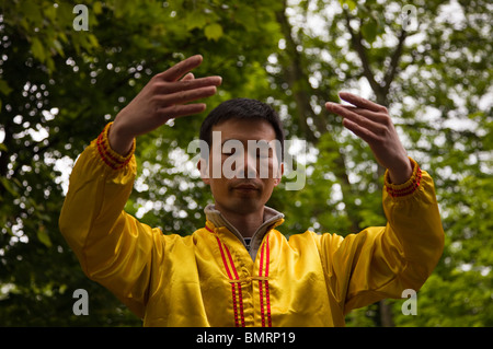 L'homme pratiquant le Falun Gong, une forme de méditation en position exercices chinois connu sous le nom de 'Position' Permanent Falun Banque D'Images