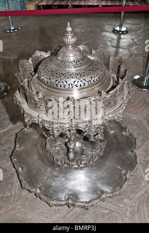 Mangal argent en pavillon de Bagdad, le palais de Topkapi, également connu sous le nom de Topkapi Sarayi, Sultanahmet, Istanbul, Turquie Banque D'Images