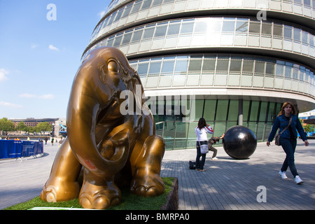 Un éléphant d'or à l'extérieur de l'hôtel de ville, London, UK. Partie de la Elephant Parade 2010, événement de bienfaisance. Banque D'Images