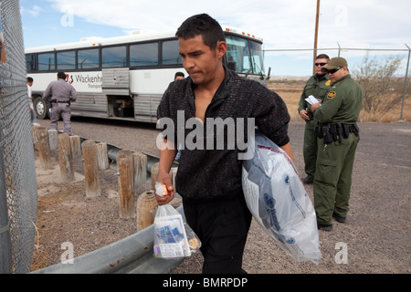 Des étrangers illégaux pris dans la région de Tucson Arizona par le ministère américain de la sécurité intérieure sont ramenés à Ojinaga, Mexique Banque D'Images