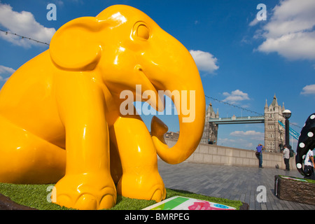 Street art appelé simplement par Thammaki Thamboon jaune. Partie de la Elephant Parade 2010, événement de bienfaisance. Banque D'Images