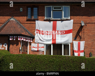 L'Angleterre les drapeaux sur une maison dans une ville du Royaume-Uni à l'appui de l'équipe anglaise de football à la Coupe du Monde 2010. Banque D'Images