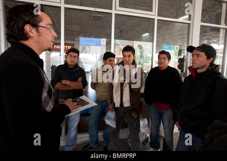 Des étrangers illégaux pris dans la région de Tucson Arizona par le ministère américain de la sécurité intérieure sont ramenés à Ojinaga, Mexique Banque D'Images