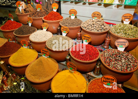 Istanbul. La Turquie. Affichage des épices au marché aux épices aka bazar égyptien. Banque D'Images