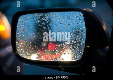 Gouttes de pluie sur le rétroviseur du côté d'une voiture Banque D'Images