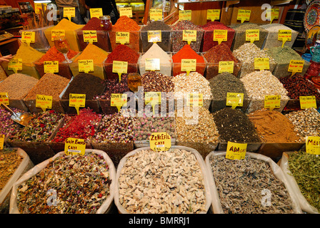 Istanbul. La Turquie. Affichage des différents thés et épices au marché aux épices aka bazar égyptien. Banque D'Images