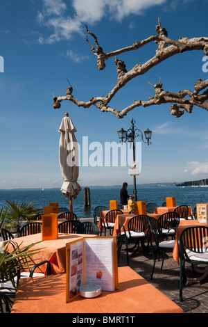 Restaurant au bord de l'eau en garda la ville sur le lac de Garde Italie Banque D'Images